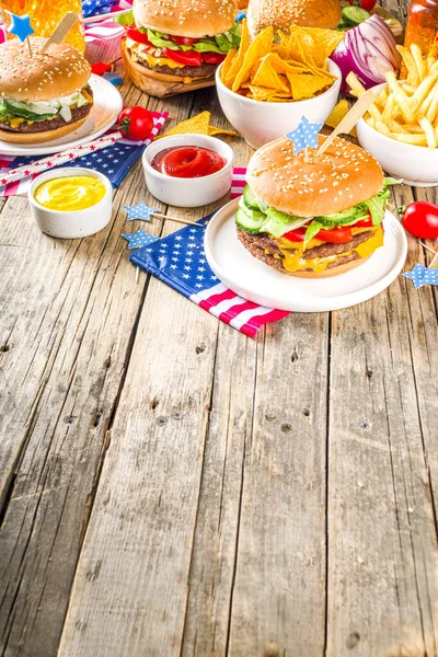 Fête Indépendance Juillet Pique Nique Patriotique Avec Hamburgers Frites Collations — Photo