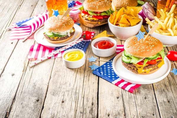 Temmuz Bağımsızlık Günü Kutluyoruz Geleneksel Amerikan Anma Günü Pikniği Hamburger — Stok fotoğraf