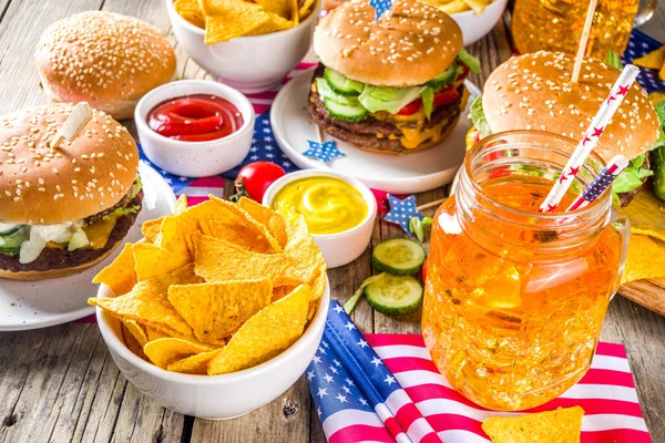 Fête Indépendance Juillet Pique Nique Patriotique Avec Hamburgers Frites Collations — Photo