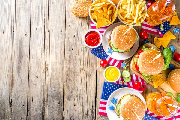 Temmuz Bağımsızlık Günü Kutluyoruz Geleneksel Amerikan Anma Günü Pikniği Hamburger — Stok fotoğraf