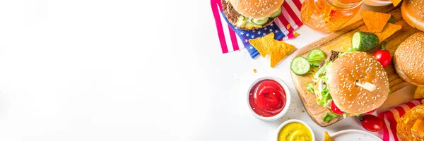 独立記念日 7月4日 伝統的なアメリカの記念の日ハンバーガーと愛国的なピクニック フライドポテトと軽食 夏のアメリカのピクニックとBbqの概念 白の具体的な背景 — ストック写真