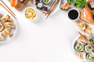 Japon yemeği. Büyük suşi seti. Çeşitli sashimi çeşitleri, maki ve suşi sarmaları farklı dolgularla - ton balığı, levrek, somon, karides, sebze. Düz kopyalama alanı
