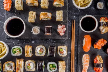 Japon yemeği. Büyük suşi seti. Çeşitli sashimi çeşitleri, maki ve suşi sarmaları farklı dolgularla - ton balığı, levrek, somon, karides, sebze. Düz kopyalama alanı