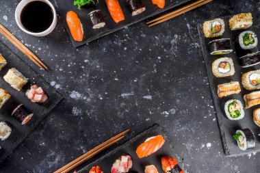 Japon yemeği. Büyük suşi seti. Çeşitli sashimi çeşitleri, maki ve suşi sarmaları farklı dolgularla - ton balığı, levrek, somon, karides, sebze. Düz kopyalama alanı