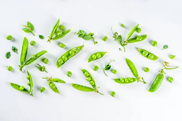 Färska Gröna Ärtor Skida Och Gröna Ärtor Den Vita Bakgrunden — Stockfoto