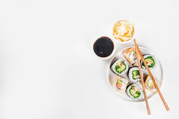 日本菜 大寿司设置 将各种生鱼片 蛋黄酱和寿司卷分类 并配以不同的填充物 金枪鱼 平面复制空间 — 图库照片