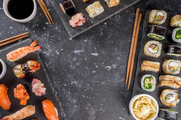 Japon yemeği. Büyük suşi seti. Çeşitli sashimi çeşitleri, maki ve suşi sarmaları farklı dolgularla - ton balığı, levrek, somon, karides, sebze. Düz kopyalama alanı