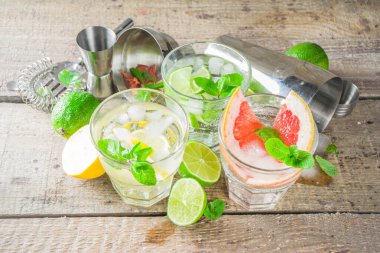 Yaz detoks içeceği konsepti. Citrus meyvesi buzlu içecek. Bar aletleri yapmak için sağlıklı bir diyet kokteyli. Vitamin takviyeli su