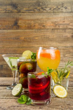 Yaz içecekleri, kokteyller ve kokteyller. Aperol spritz, Cube libre Gimlet martini, mojito, sangria. Ahşap arka planda çeşitli soğuk yaz barları ve parti içecekleri fotokopi alanı