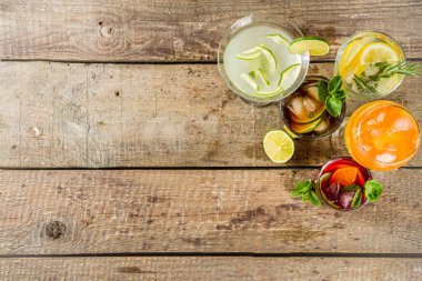 Yaz içecekleri, kokteyller ve kokteyller. Aperol spritz, Cube libre Gimlet martini, mojito, sangria. Ahşap arka planda çeşitli soğuk yaz barları ve parti içecekleri fotokopi alanı