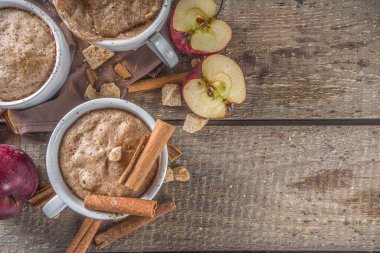 Hızlı bir sonbahar tatlı fikri. Sonbahar elmalı kek, kırmızı elmalı, tarçınlı, baharatlı, kırsal ahşap arka plan kopyalama alanı