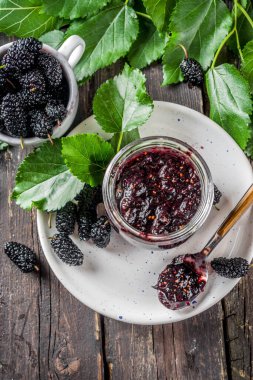 Dut Chutney veya Reçel, taze Dut, ahşap rustik arka plan ile