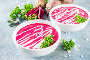 Bahar sebze çorbası. Taze organik pancar, ekşi krema ve otlar, mavi beton arka plan kopya alanı ile ev yapımı pancar krem çorbası