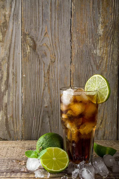 Bebida Alcoólica Gelada Verão Com Cola Limão Coquetel Rum Cola — Fotografia de Stock