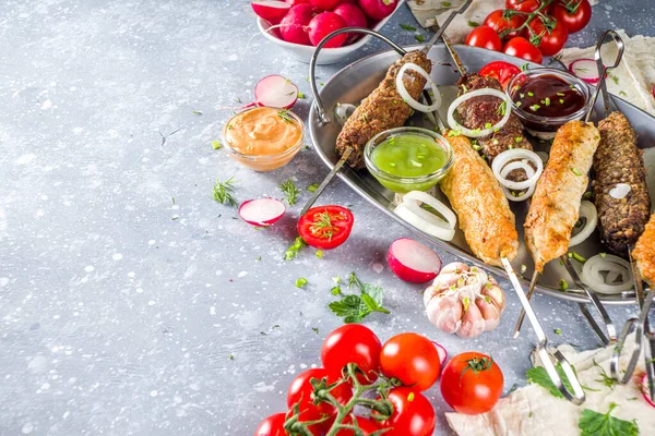 Letnia Impreza Bbq Shish Kebab Patyku Mielonej Wołowiny Mięsa Kurczaka — Zdjęcie stockowe