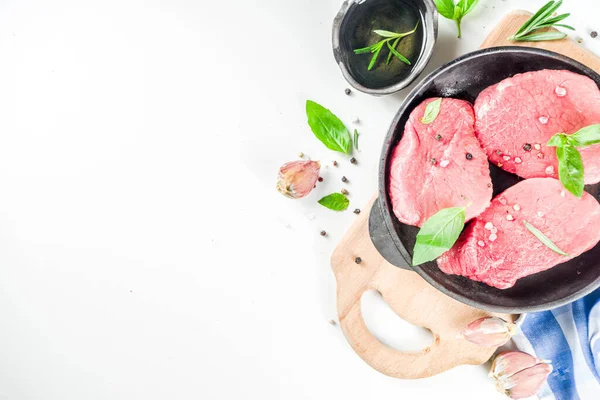 Carne Fresca Cruda Carne Res Filetes Con Especias Hierbas Fondo —  Fotos de Stock