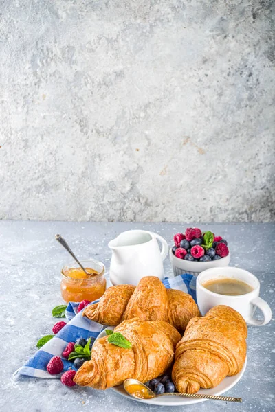 Sladké Snídaňové Croissanty Kávovým Šálkem Pomerančovým Džemem Čerstvými Letními Bobulemi — Stock fotografie