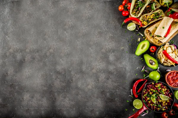 Ccco Mayo 墨西哥食品概念背景与玉米卷 玉米饼 玉米煎饼 沙沙酱 黑色混凝土背景顶视图复制空间 — 图库照片