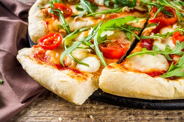 Домашняя Веганская Пицца Лепешек Итальянская Классическая Пицца Томатной Вишней Сыром — стоковое фото