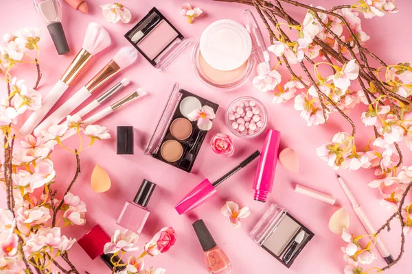 Make Producten Met Cosmetische Zak Lentebloemen Professionele Make Set Flatlay — Stockfoto