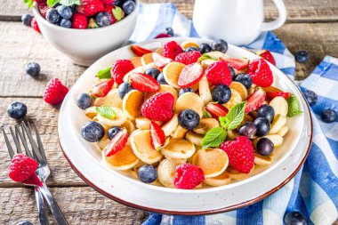 Modaya uygun mini krepler, çeşitli yaz meyveleri ve meyveli kahvaltılık gevrek krepleri.