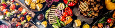 Çeşitli barbekü vejetaryen yemekleri, ızgara sebzeler, sebzeli bbq parti festivali ızgara mısır, vejetaryen şiş kebabı, soslu ve baharatlı sıcak sebze salatası. Vejetaryen mevsimlik yaz yemekleri