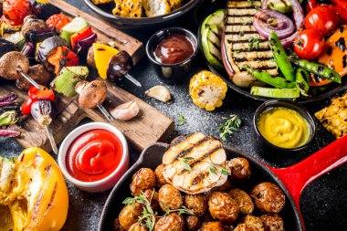 Çeşitli barbekü vejetaryen yemekleri, ızgara sebzeler, sebzeli bbq parti festivali ızgara mısır, vejetaryen şiş kebabı, soslu ve baharatlı sıcak sebze salatası. Vejetaryen mevsimlik yaz yemekleri