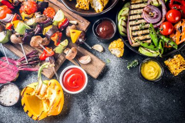 Çeşitli barbekü vejetaryen yemekleri, ızgara sebzeler, sebzeli bbq parti festivali ızgara mısır, vejetaryen şiş kebabı, soslu ve baharatlı sıcak sebze salatası. Vejetaryen mevsimlik yaz yemekleri