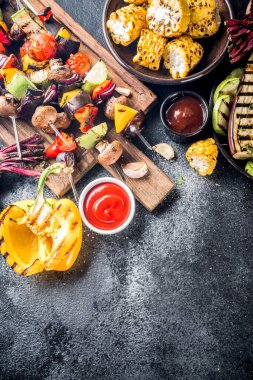 Çeşitli barbekü vejetaryen yemekleri, ızgara sebzeler, sebzeli bbq parti festivali ızgara mısır, vejetaryen şiş kebabı, soslu ve baharatlı sıcak sebze salatası. Vejetaryen mevsimlik yaz yemekleri