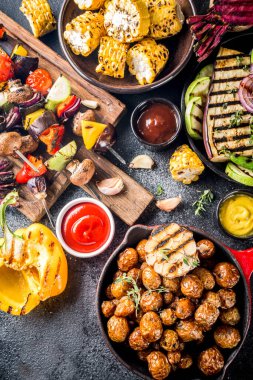 Çeşitli barbekü vejetaryen yemekleri, ızgara sebzeler, sebzeli bbq parti festivali ızgara mısır, vejetaryen şiş kebabı, soslu ve baharatlı sıcak sebze salatası. Vejetaryen mevsimlik yaz yemekleri