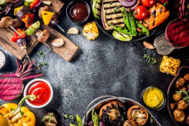 Çeşitli barbekü vejetaryen yemekleri, ızgara sebzeler, sebzeli bbq parti festivali ızgara mısır, vejetaryen şiş kebabı, soslu ve baharatlı sıcak sebze salatası. Vejetaryen mevsimlik yaz yemekleri