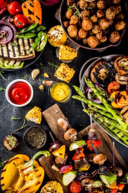 Çeşitli barbekü vejetaryen yemekleri, ızgara sebzeler, sebzeli bbq parti festivali ızgara mısır, vejetaryen şiş kebabı, soslu ve baharatlı sıcak sebze salatası. Vejetaryen mevsimlik yaz yemekleri