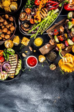 Çeşitli barbekü vejetaryen yemekleri, ızgara sebzeler, sebzeli bbq parti festivali ızgara mısır, vejetaryen şiş kebabı, soslu ve baharatlı sıcak sebze salatası. Vejetaryen mevsimlik yaz yemekleri
