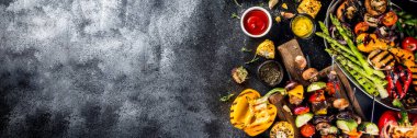 Çeşitli barbekü vejetaryen yemekleri, ızgara sebzeler, sebzeli bbq parti festivali ızgara mısır, vejetaryen şiş kebabı, soslu ve baharatlı sıcak sebze salatası. Vejetaryen mevsimlik yaz yemekleri