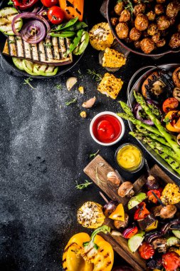 Çeşitli barbekü vejetaryen yemekleri, ızgara sebzeler, sebzeli bbq parti festivali ızgara mısır, vejetaryen şiş kebabı, soslu ve baharatlı sıcak sebze salatası. Vejetaryen mevsimlik yaz yemekleri