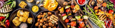 Çeşitli barbekü vejetaryen yemekleri, ızgara sebzeler, sebzeli bbq parti festivali ızgara mısır, vejetaryen şiş kebabı, soslu ve baharatlı sıcak sebze salatası. Vejetaryen mevsimlik yaz yemekleri