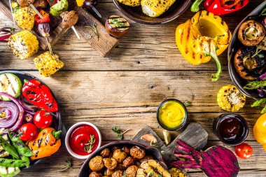 Çeşitli barbekü vejetaryen yemekleri, ızgara sebzeler, sebzeli bbq parti festivali ızgara mısır, vejetaryen şiş kebabı, soslu ve baharatlı sıcak sebze salatası. Vejetaryen mevsimlik yaz yemekleri