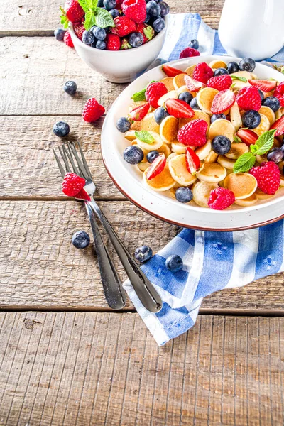 Mini Panqueques Moda Panqueques Cereales Desayuno Con Varias Frutas Bayas — Foto de Stock