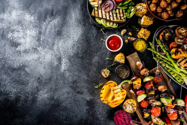 Sortiment Verschiedene Vegane Grillgerichte Grillgemüse Gemüsegrillfest Gegrilltes Mais Vegane Spieße — Stockfoto
