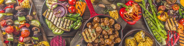 Çeşitli barbekü vejetaryen yemekleri, ızgara sebzeler, sebzeli bbq parti festivali ızgara mısır, vejetaryen şiş kebabı, soslu ve baharatlı sıcak sebze salatası. Vejetaryen mevsimlik yaz yemekleri