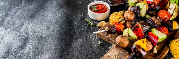 Veganes Grillfest Konzept Gemüsespieße Mit Verschiedenen Gemüsesorten Auf Spießen Gegrilltes — Stockfoto