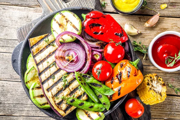 Ensalada Verduras Calientes Coloca Diferentes Verduras Parrilla Plato Conjunto Picnic — Foto de Stock