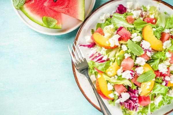 Salada Dieta Verão Com Folhas Alface Melancia Pêssego Queijo Feta — Fotografia de Stock