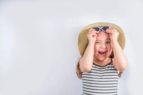 夏休みと休日のコンセプト サングラスをかけた夏の帽子のかわいい笑顔の女の子 休暇のバナー モックアップの背景 — ストック写真