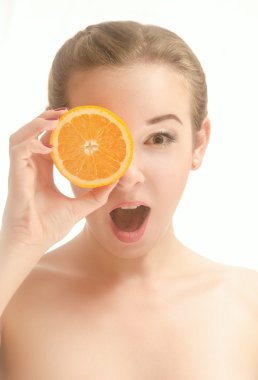 Turuncu bir dilim ile sürpriz güzel kadın