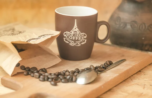Kaffeebohnen, aufgebrüht, frisch gemahlen — Stockfoto
