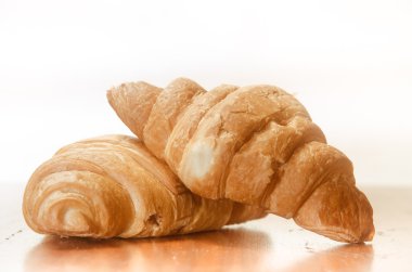 İki pişmiş kruvasanlar