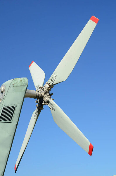 Лезвие (винт) белого вертолета на ясном голубом небе
