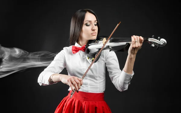 Atractiva ewoman tocando el violín sobre un fondo negro —  Fotos de Stock