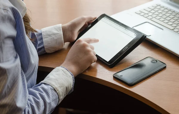 Gömlekli bir tablet ile oturan kadın